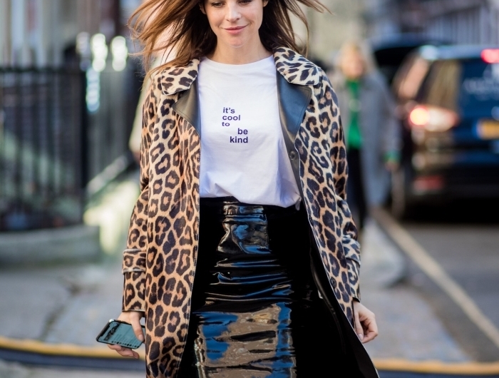 tissu leopard manteau long jupe taille haute cuir t shirt blanc style vestimentaire femme chic