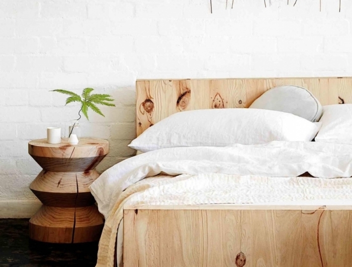 tête de lit en bois cadre lit rustique deco murale originale grillage lampe suspendue blanche mur briques blanches