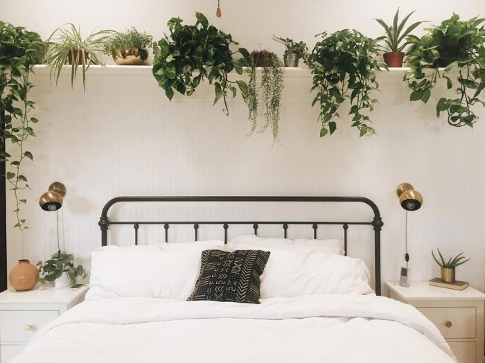 tête lit fer applique murale laiton décorer sa chambre style boho jungle avec plantes vertes étagère blanche