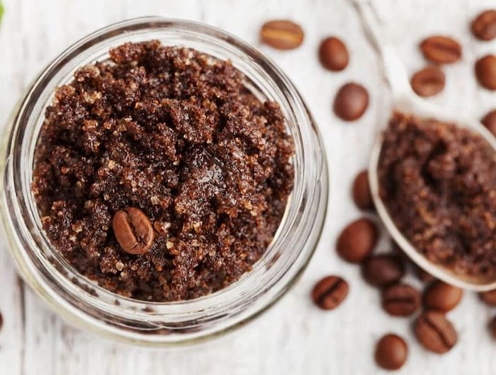 un bocal en verre rempli de gommage de café et de sucre