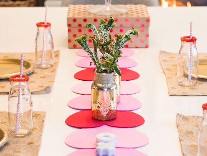 un chemin de table en forme des coeurs un cheminée allumée au fond idée d un diner pour soirée saint valentin