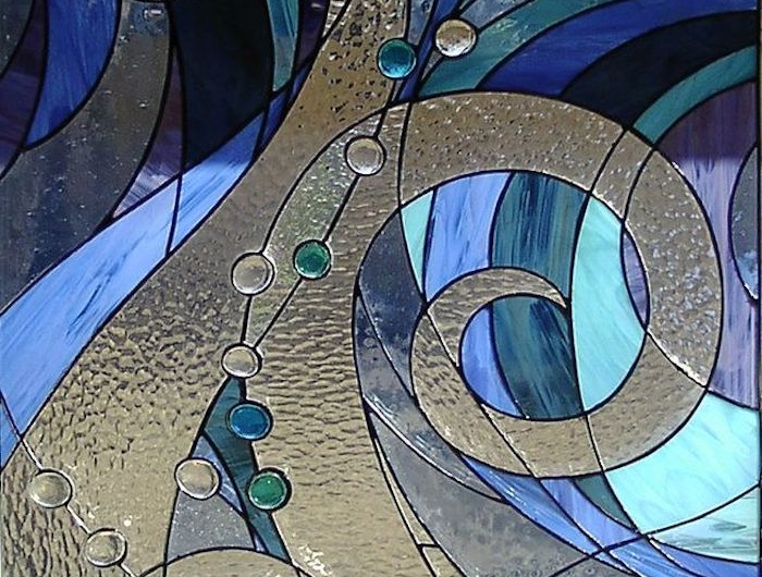 un exemple de motifs pour une peinture sur verre avec des couleurs dans la gamme bleue