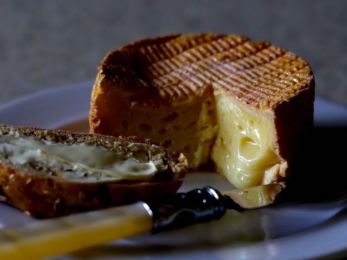 un fromage extraordinaire fondu sservi avec un demi bagel