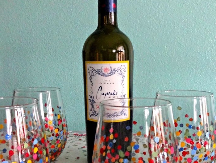 une bouteille de vin et verres dessines aux pois multicolores activité manuelle adulte