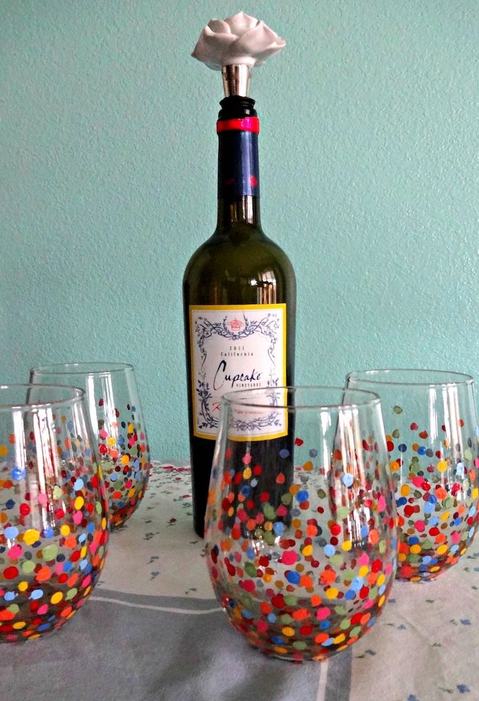 une bouteille de vin et verres dessines aux pois multicolores activité manuelle adulte