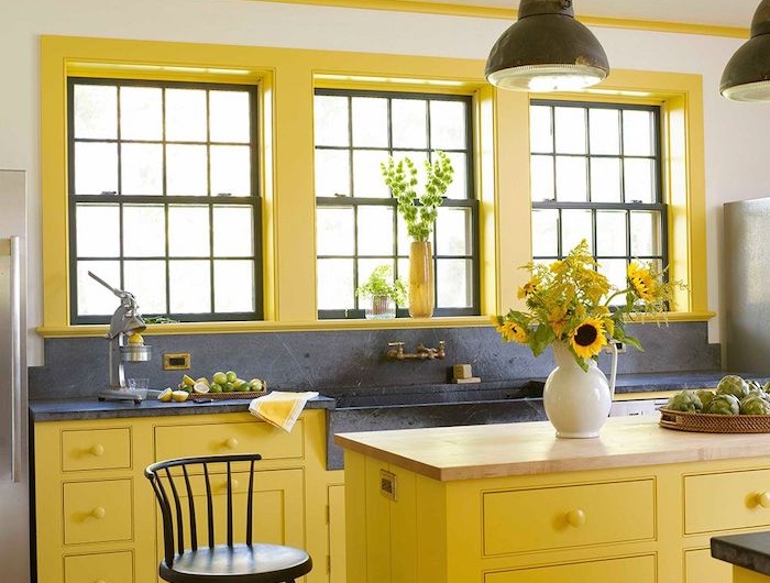 une cuisine en couleurs pantnone 2021 des meubles en jaune lumineux et des parties en gris ultime