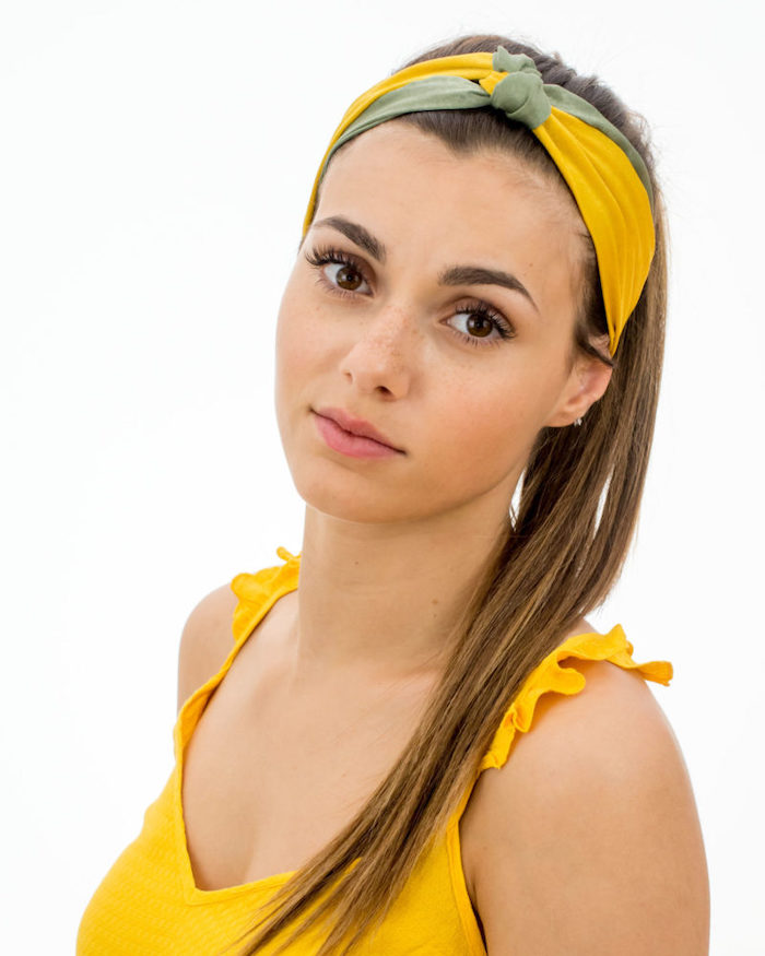une femme en top jaune avec bandeau pour cheveux en jaune et verte