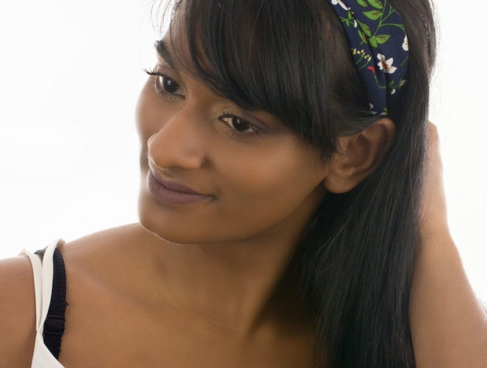 une fille aux cehveux longs et un fringe avec un bandeau a motifs floraux