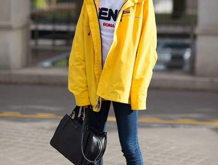 une fillen imperméable jaune des bottines rouges et jean bleu foncé