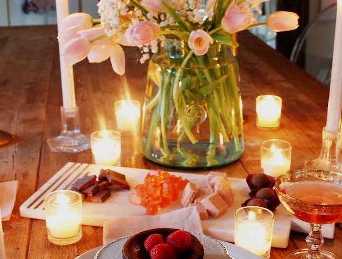 une idée de décorer la table pour saint valentin avec des fleurs roses et des bougies