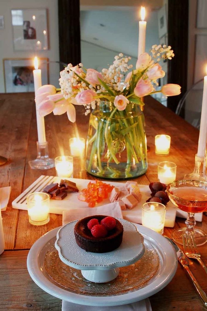 une idée de décorer la table pour saint valentin avec des fleurs roses et des bougies soirée saint-valentin
