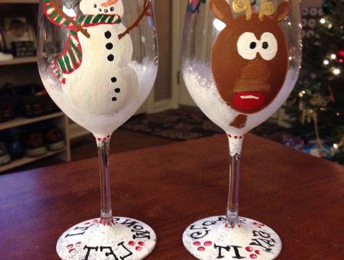 une idée de décorer les verres de vin pour noel avec un bonhomme de neige et un cerf peinture sur verre