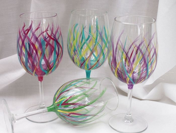 une idée de peindre verres de vin a l aide de l émail des verres devant un tissu blanc