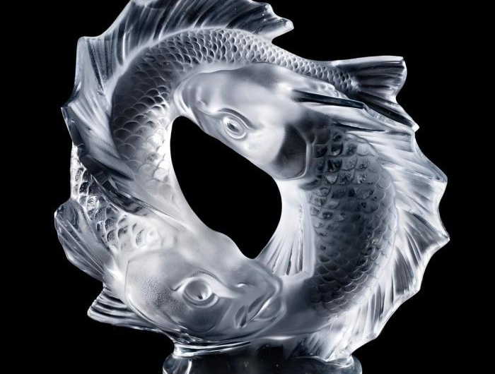 une sculpture en crtistal sous la forme de poissons par rené lalique