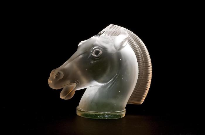 une tete de cheval sculpute en cristal par rené lalique