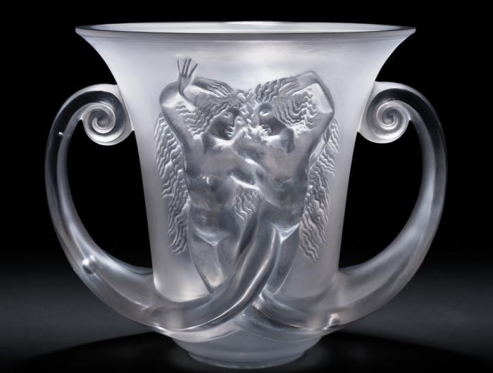 une vase ave deux hommes gravés de verre par rené lalique