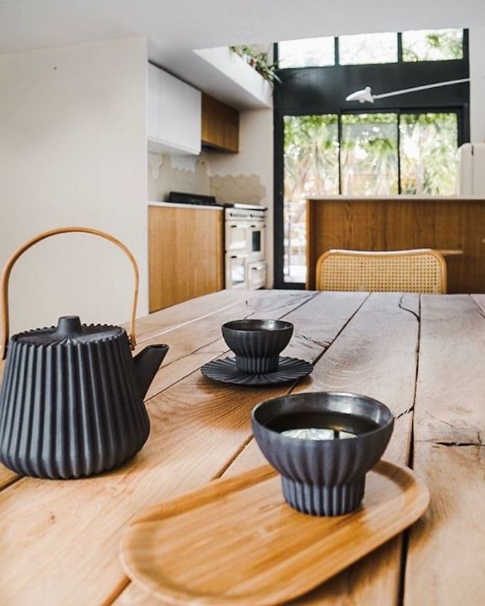vaisselle service à thé gris sur table bois cuisine ouverte blanche vintage ilot central bois et verrière industrielle