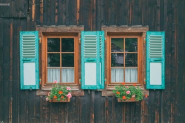 vieux maison en bois fenetres avec fleurs