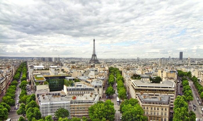 visite voyage en voiture arrondissement vue paris d en haut tour eiffel ciel nuage arbres