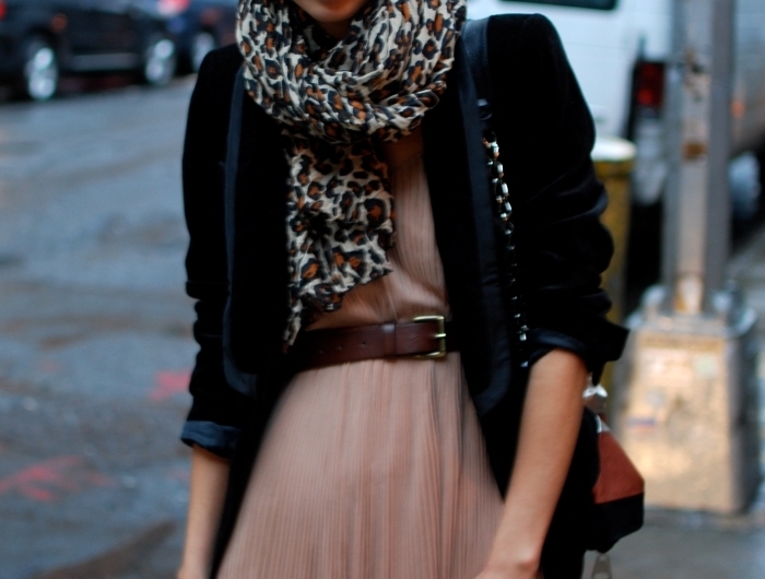 écharpe motif léopard dessin tendance accessoires imprimés animaliers mode femme blazer noir