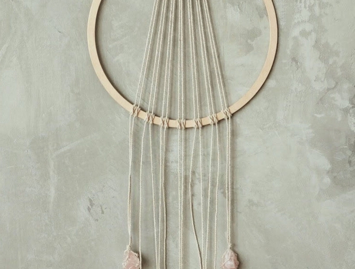 accessoire déco attrape reve fait main style minimaliste simple modèle suspension corde quartz rose