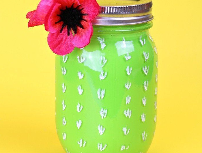 activité manuelle facile et rapide pot en verre repeint de vert à l interieur avec dessin motif cactus et fleur deco