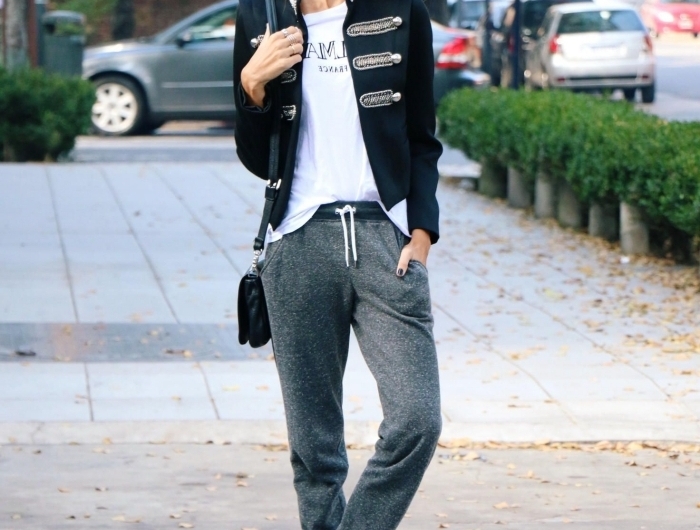 blouse blanche blazer noir baskets métallisée argent pantalon jogging femme gris foncé