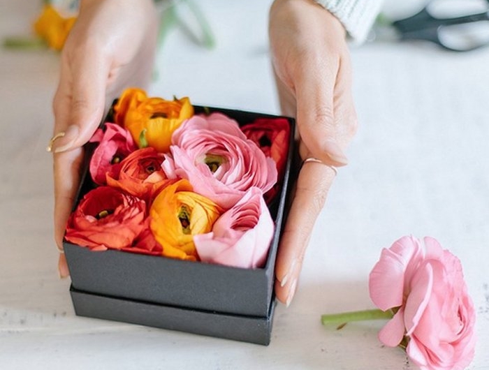 boite cadeau remplie de petales de fleurs cadeau fête des grand meres fait main élégant et floral