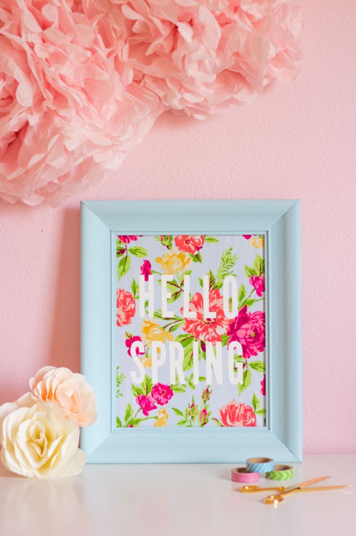 bonjour printemps deco cadre repeint de bleu avec tissu imprimé fleuri et des lettres en blanc