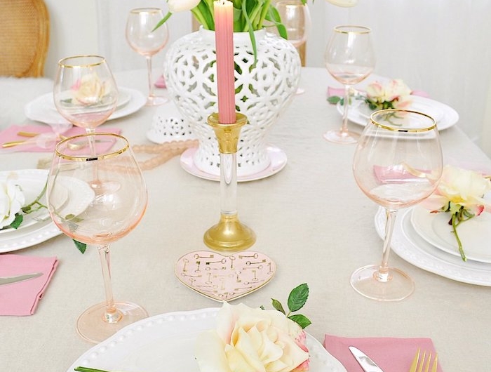 bougie saint valentin en rose une vase aux tulips blancs et une rose jaune dans chaque assiette de la table romantique