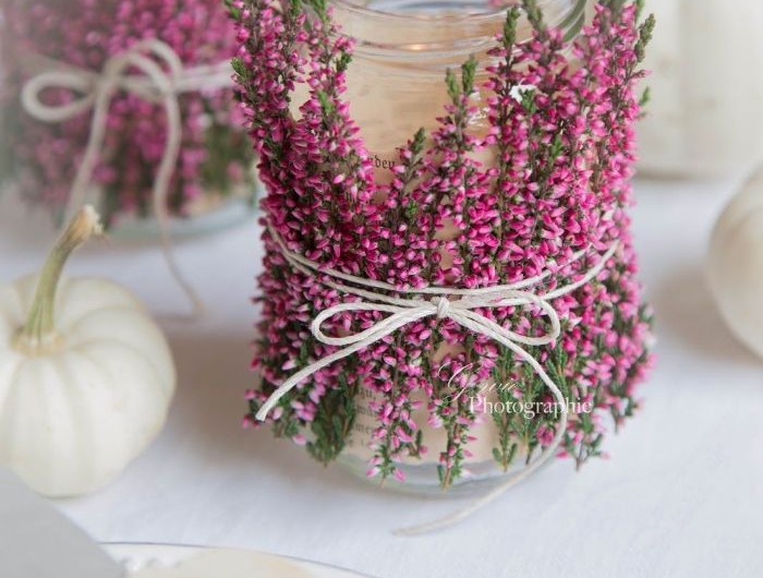 bougies dans pot décoré de brins de fleurs rose noués d une ficelle activité printemps adulte créative avec des fleurs