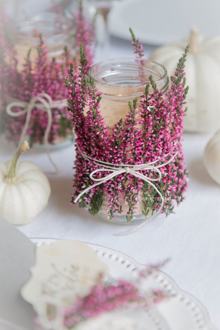 bougies dans pot décoré de brins de fleurs rose noués d une ficelle activité printemps adulte créative avec des fleurs