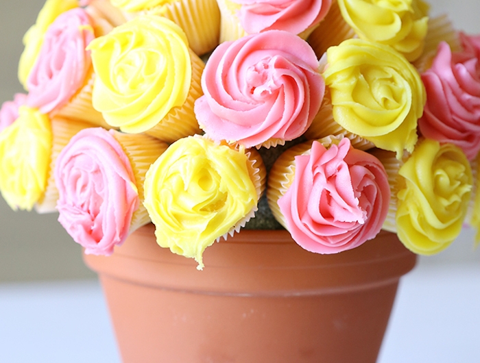 bouquet de cupcakes original avec de la crème patissiere imitation rose dans pot de fleur