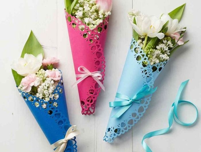 bouquet de fleurs champetre dans papier effet dentelle noué d un ruban exemple cadeau bonne fete mamie diy