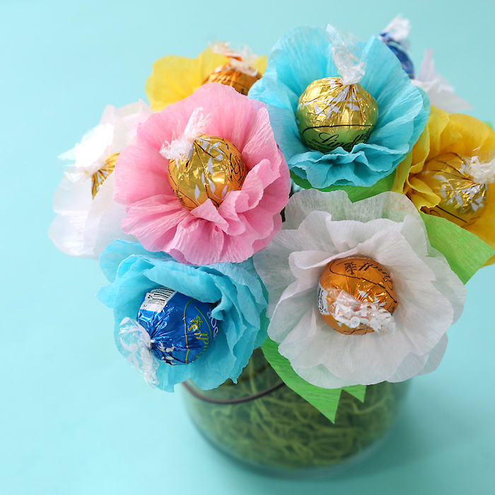 bouquet de fleurs de papier crépon autouir d un bonbon dans pot en verre exemple fabrication cadeau fete des grand mere activité manuelle