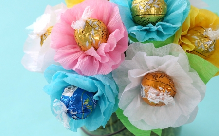 bouquet de fleurs de papier crépon autouir d un bonbon dans pot en verre exemple fabrication cadeau fete des grand mere activité manuelle