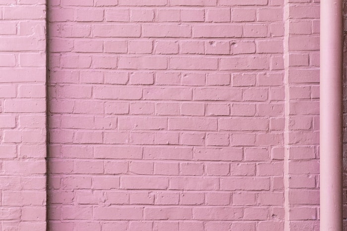 briques peints en rose comment peindre vos murs
