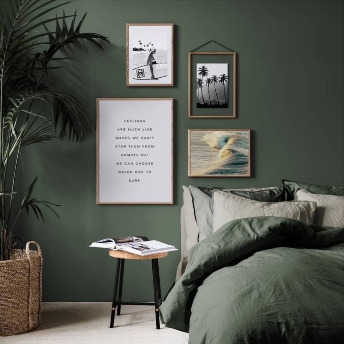cadre vide bois décoration au dessus de lit couleur vert kaki plante verte chambre jungle