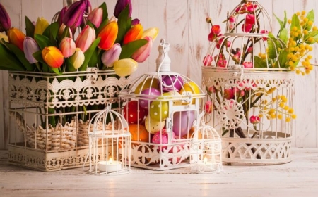 cagette oiseau vintage avc decoration de fleurs de printemps tulipes et oeufs colorés exemple décoration de paques à fabriquer soi meme