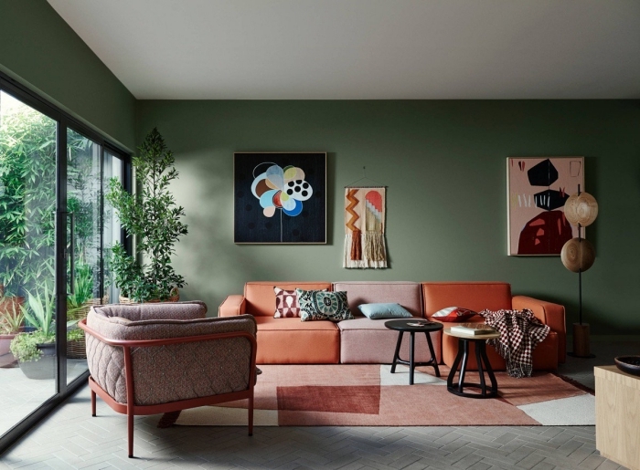 canapé corail couleur peinture salon tendance 2021 nuance vert art murale plante verte