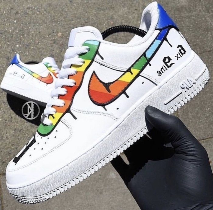 chaussure air force one décoration baskets blanches avec peinture multicolore projet créatif