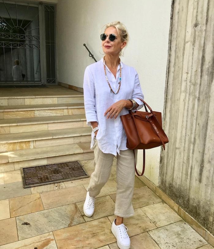 chemise coton blanche oversize pantalon beige baskets blanc sac à main cuir marron vetement femme 60 ans chic moderne