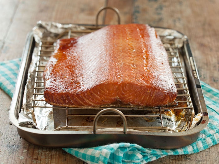comment faire de saumon fumé chez soi a la aide d un plateau et d un grille