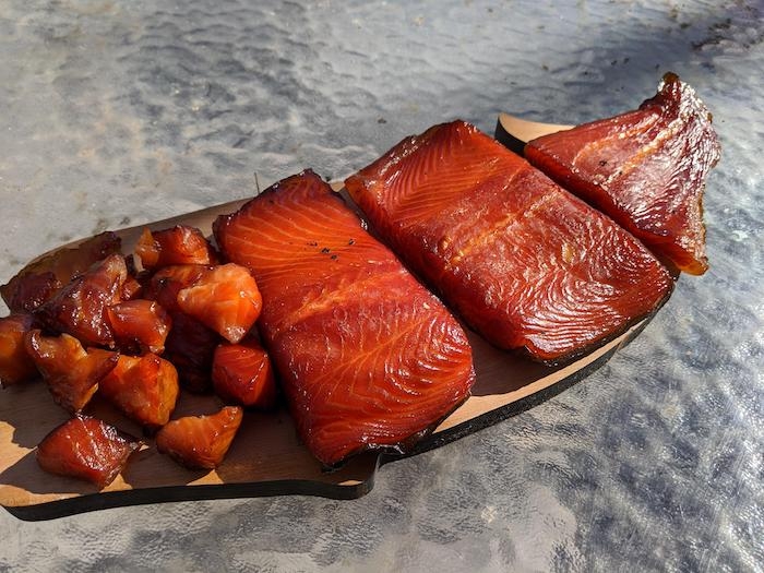 comment faire de saumon fumé chez soi des filets de poisson sur un comptoir en verrre