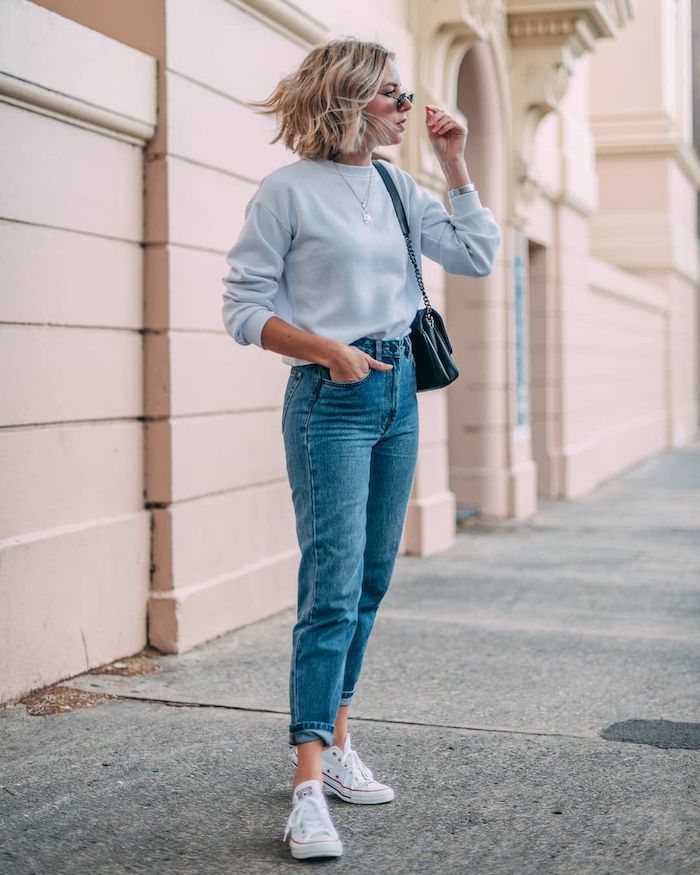 comment porter un jean mom tenue quotidienne avec une blouse et des baskets blancs une femme blonde avec des lunettes