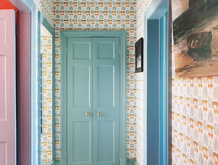 couleur de porte intérieur tendance en turquois claire des papiers peint aux mur un tapis multicolorau col et abat jouor en verre