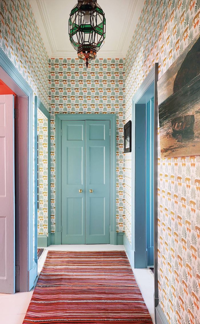 couleur de porte intérieur tendance en turquois claire des papiers peint aux mur un tapis multicolorau col et abat jouor en verre