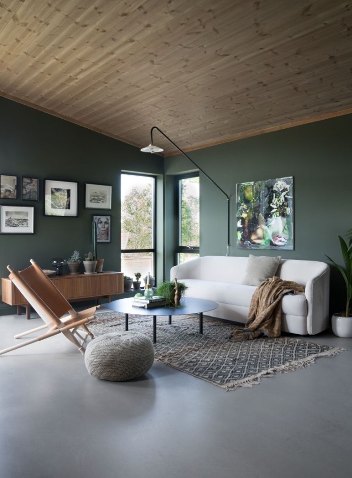 couleur peinture salon tendance 2021 revêtement plafond bois lampe noire mur de cadres noires