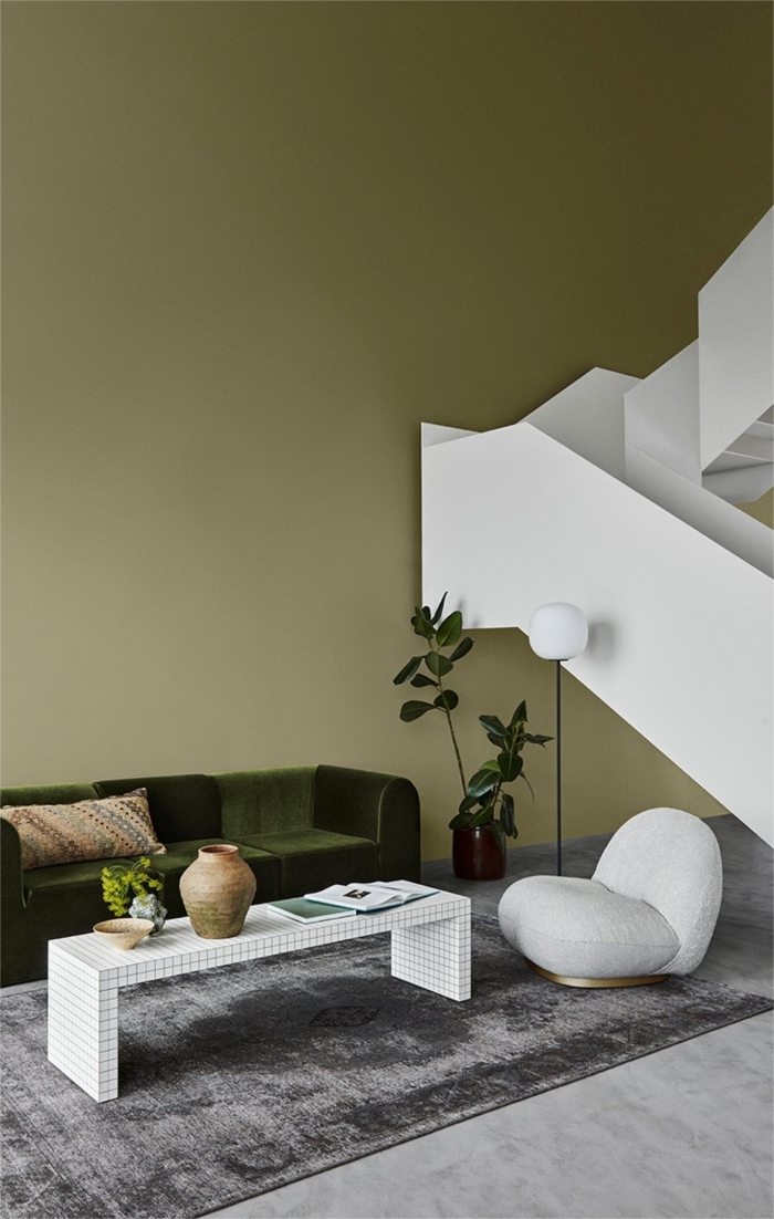 couleur peinture salon tendance 2021 tapis gris table basse blanche lampe sur pied canapé vert