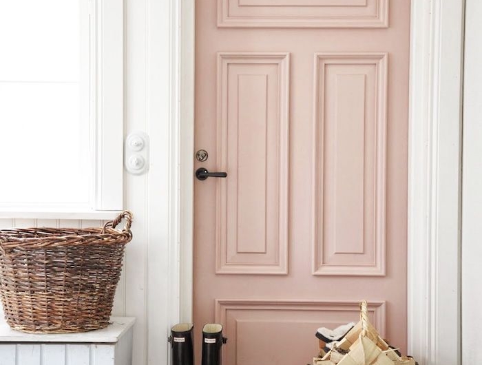 couleur pour une entrée accueillante avec une porte en beige des murs blancs et un sol a carreaux noirs et blancs
